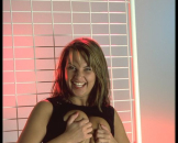 Auf diesen Pic�s kannst du eine geile Amateurin bei ihrem Fotoshooting begleiten und ihr zusehen wie sie sich am Gitter r�kelt. 