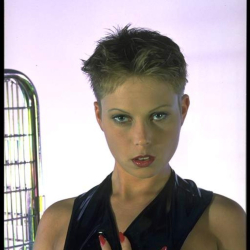 Geiles Amateurluder verw�hnt sich mit ihrem Lieblingsdildo!
