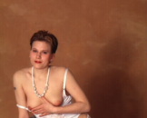 Geile Erotische Fotos. Anna ist wirklich ein hei�es Amateurgirl. In ihrem ganz privatem Wohnzimmer l�sst sie alle H�llen fallen und zeigt ihren Luxusk�rper. 