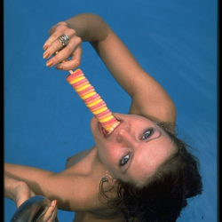 Erotische Frau im Pool!