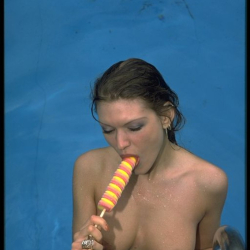 Erotische Frau im Pool!