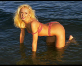 Richtig geile Bilder. Diese reife Blondine zeigt ihre ganz privaten Aktfotos. Erotisch r�kelt sie ihren Luxusk�rper im Meer und am Strand. 