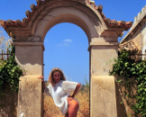Diese s��e Blondine zeigt hier ihre ganz privaten und geilen Nacktaufnahmen vom letzten Urlaub am Strand. Ihre geilen Kurven setzt sie gekonnt in Pose und r�kelt sich absolut erotisch im Sand. 