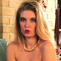 Amateurmodel Chantal in scharfen Posen