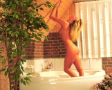 Hei�e Blondine mit spitzen Titten!