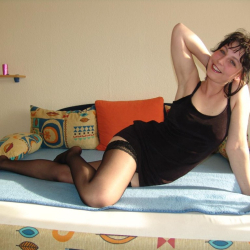 Scharfe Amateurin Claudia zeigt ihre rasierte Vagina!