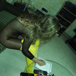 Fetishgirl im Netz Catsuit