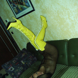 Hei�es Fetishgirl im Netzcatsuit!