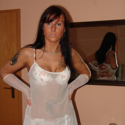Franziska zeigt Bauchtattoo und s��en knackarsch
