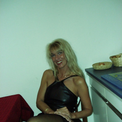 Amateurfrau Nicki im hei�en Outfit