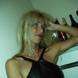 Amateurfrau Nicki im hei�en Outfit