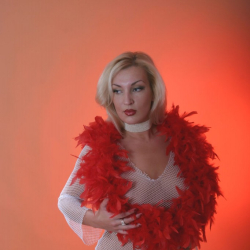 Ingrid mit ihren dicken Br�sten beim Fotoshooting
