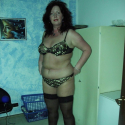Angie zeigt ihre sexy Pfunde