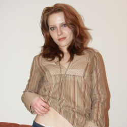 *** Amateurim verw�hnt sich mit dem Dildo