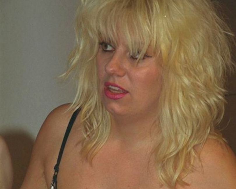 Platinblondes Luder bei hei�em Oralsex und Dildospielchen