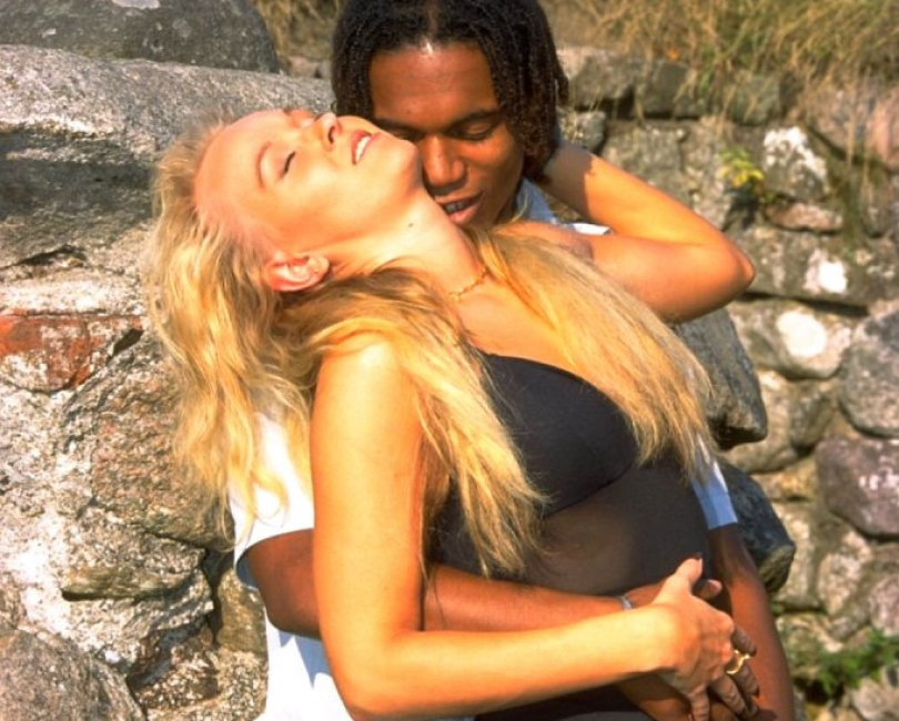 Sexy Blondine verf�hrt rassigen S�dl�nder! Sexbilder!