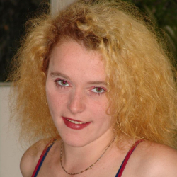 Private Amateurin spielt mit ihrem K�rper