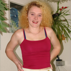 Private Amateurin spielt mit ihrem K�rper