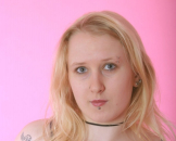 Sie hat viele Tattoos, unter anderem am R�cken und am Arm. In verschiedenen Posen bringt sie das *** in Wallung. Claudia ist ein *** Amateurgirl das sich in einem Fotostudio ganz ungeniert zeigt. 