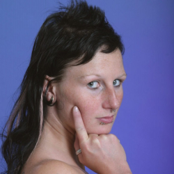 Klaudia zeigt ihre festen Br�ste!