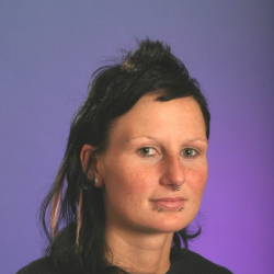 Klaudia zeigt ihre festen Br�ste!