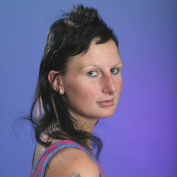 Klaudia zeigt ihre festen Br�ste!