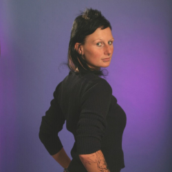 Klaudia zeigt ihre festen Br�ste!
