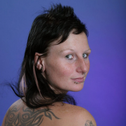 Klaudia zeigt ihre festen Br�ste!