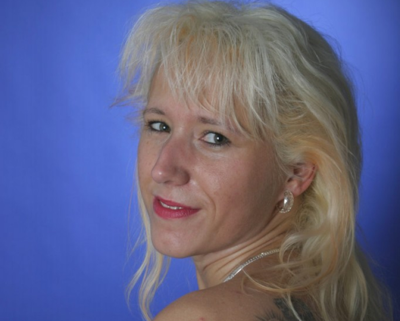 hei�e, sexy erfahren Frau posiert f�r die Kamera