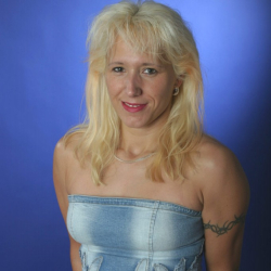 hei�e, sexy erfahren Frau posiert f�r die Kamera