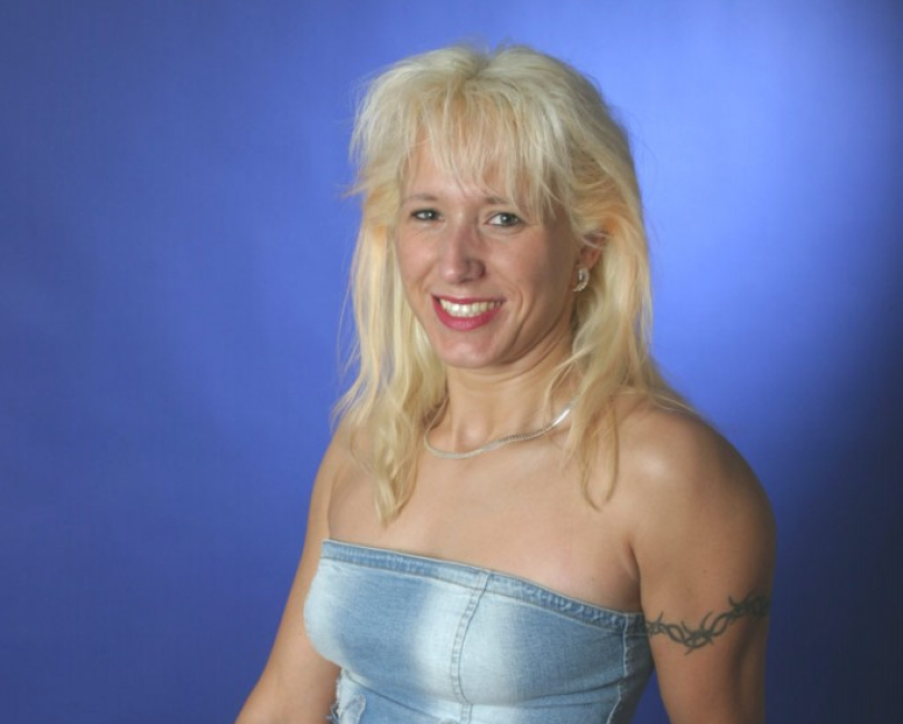 hei�e, sexy erfahren Frau posiert f�r die Kamera