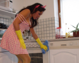 Sexy Jenny putzt die K�che