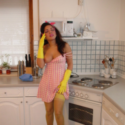 Sexy Jenny putzt die K�che
