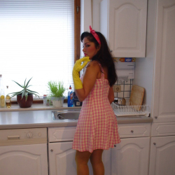 Sexy Jenny putzt die K�che