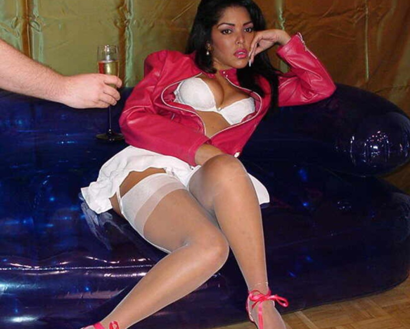 Jenny - Hei�es Luder zeigt ihre neuen Schuhe