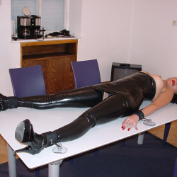 Jenny l�sst sich gerne fesseln