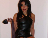 Einmal tr�gt sie ihr Lieblingslatexoutfit und den dazu passenden Ledermantel und sp�ter zeigt sie sich in ihrer bordeaux Reizw�sche. Dazu schwarze und rote High Heels. Wiedermal unsre Amateurin Jenny in ...