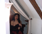 Sie tr�gt einen kurzen roten Rock und ein sexy Korsett. Auf diesen geilen Erotikpics kannst du ein geiles Amateurluder sehn. Viel Spass . 