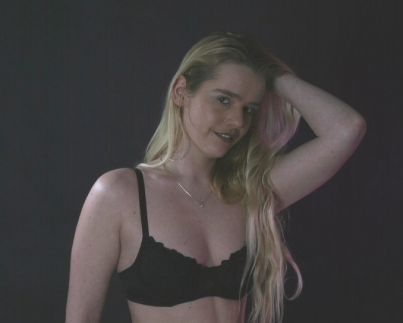 SexyModelle pr�sentiert ihre Br�ste