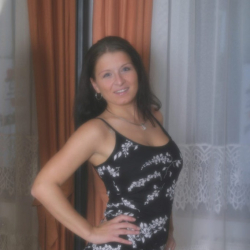 S��e Amateurin zeigt ihren K�rper