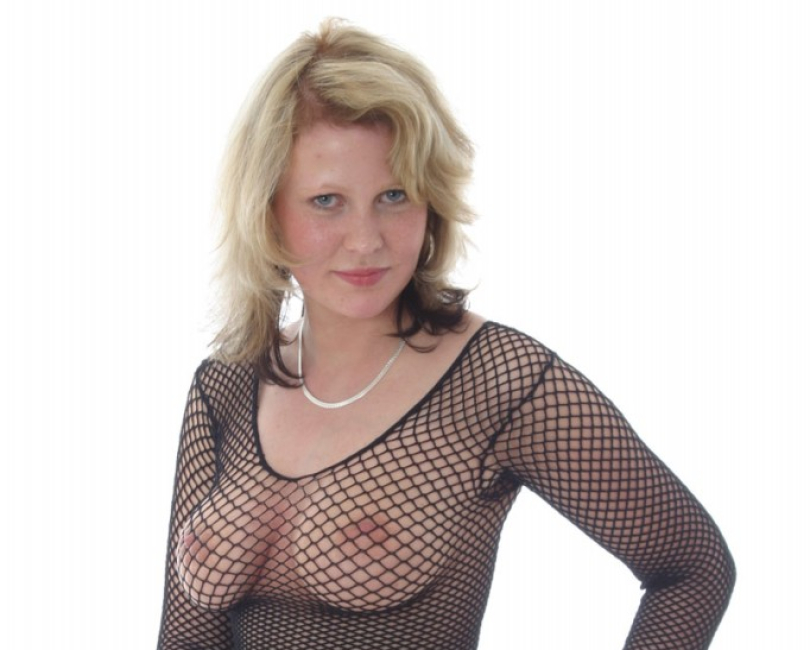 Blondes Amateurgirl mit sexy Br�sten beim Shooting!!!