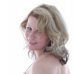 Blondes Amateurgirl mit sexy Br�sten beim Shooting!!!