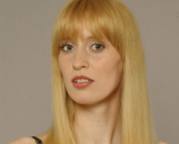 Ihre langen blonden Haare umspielen ihre kleinen Br�ste was sehr sch�n anzusehen ist. Dieses Amateurmodel ist wirklich sehr sehr d�nn. 