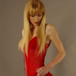 Hei�es Amateurgirl mit spitzen Br�sten! Erotische Fotos!!