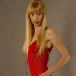 Hei�es Amateurgirl mit spitzen Br�sten! Erotische Fotos!!