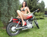 Sexy Susann r�kelt sich auf dem Motorrad