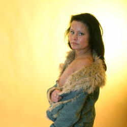 Sexy Amateurin strippt vor der Kamera