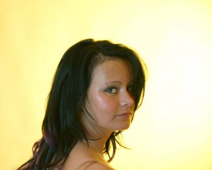 Sexy Amateurin strippt vor der Kamera