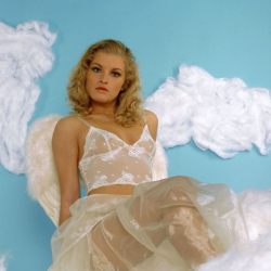 Sexy Engel mit blonden Locken und spritzen Br�sten!