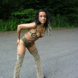 Anna im Leoparden-Bikini